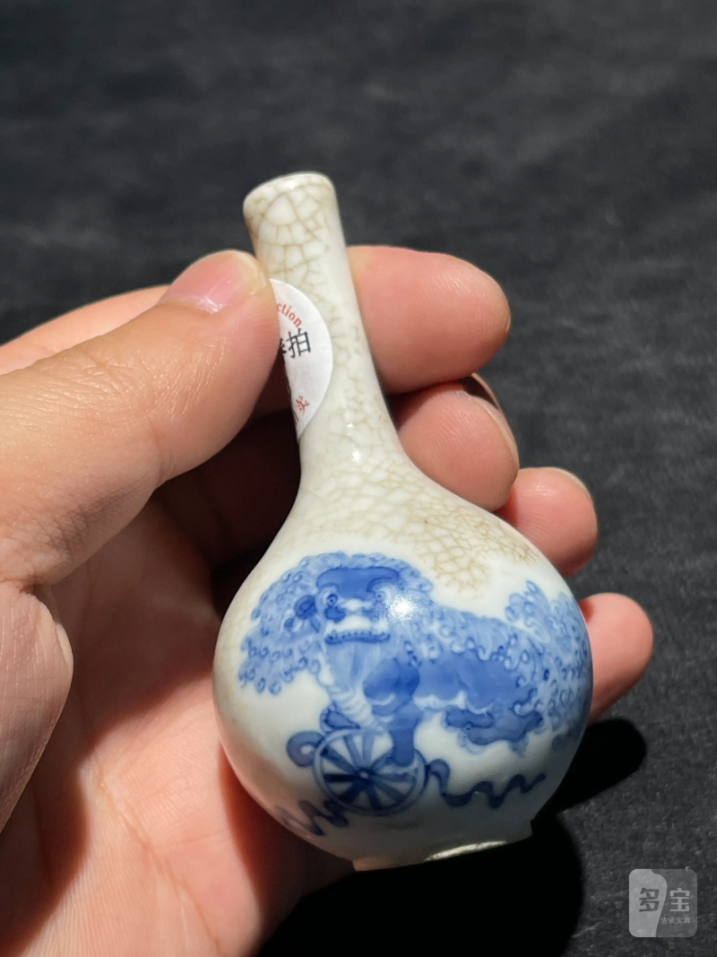 清晚期 浆胎青花狮子纹小天球瓶一对 - 图10